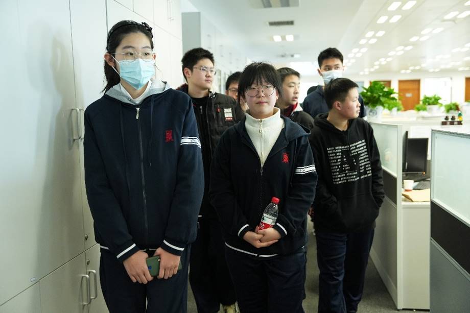 穿西装的男人和女人站在一起
描述已自动生成