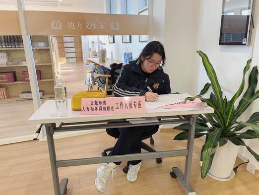 桌子上放着笔记本电脑的人低可信度描述已自动生成